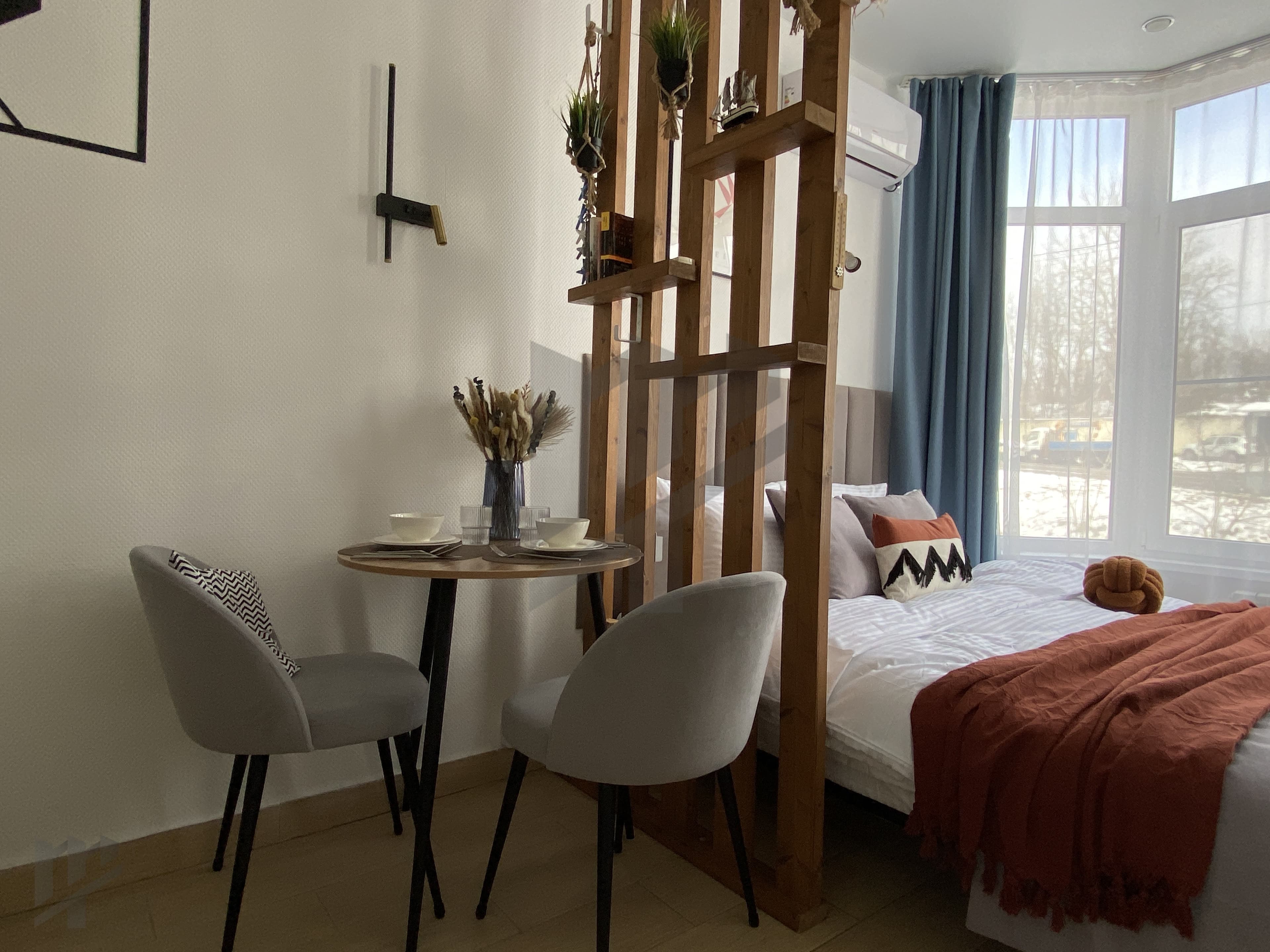 Комфортабельная студия Люкс с парящей Qween size кроватью в Сочи